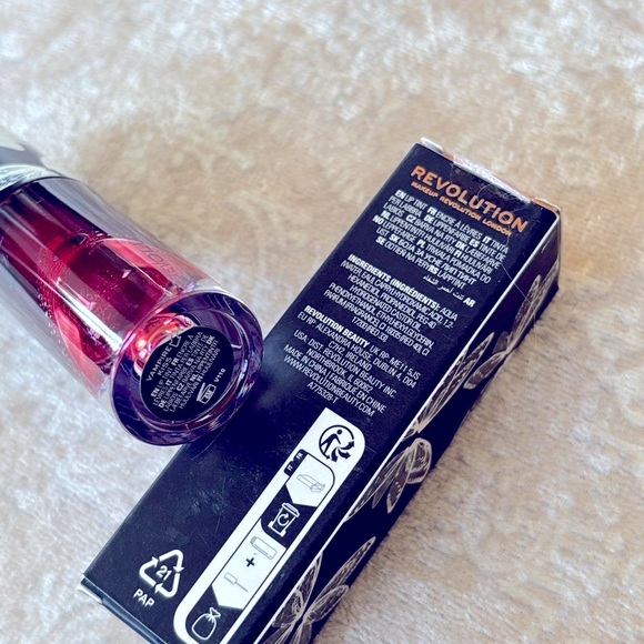 Brand New Revolution Vampire Kiss Lip Stain & Enchanted Kiss Black Lipstick - Picture 7 of 14